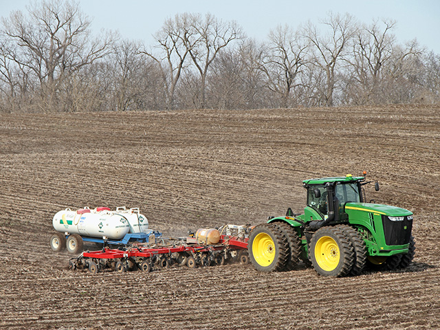 While farmers need to consider soil temperature when applying nitrogen this fall, they should also consider using an inhibitor to keep it in the field over the winter. (DTN File Photo by Pam Smith)